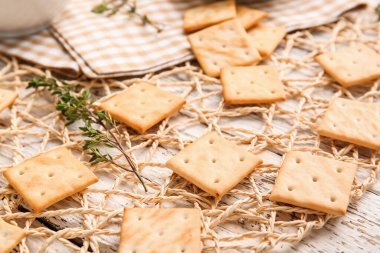 Hafif ahşap arka planda leziz krakerler, yakın plan