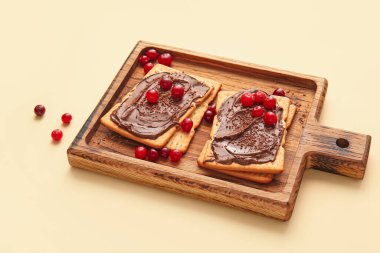 Çikolata ezmeli ve yaban mersinli lezzetli krakerler