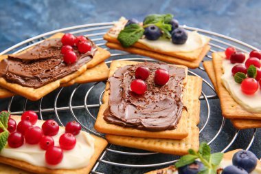 Renkli arka planda böğürtlenli lezzetli krakerler, yakın plan