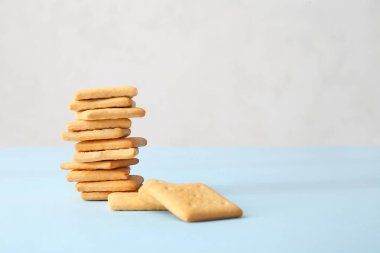 Masada bir yığın lezzetli kraker