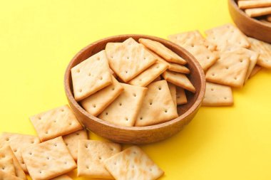 Renkli arkaplanda lezzetli krakerler olan kase