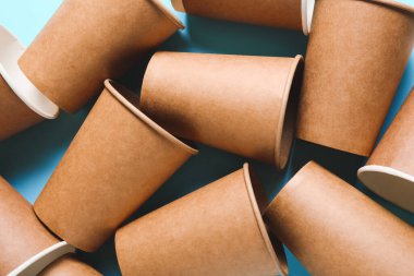 Renkli arka planda içmek için paket servis bardakları, yakın plan