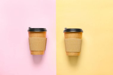 Renkli kahve fincanları.