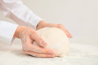 Hafif arkaplanda hamur yoğuran kadın