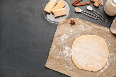 Taze hamur ve malzemeler koyu arkaplanda