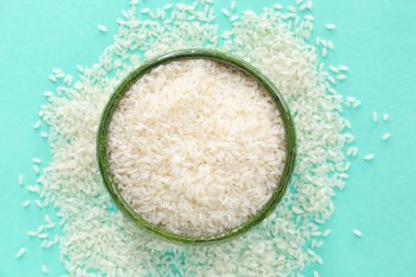 Arkaplanda çiğ pirinç ile kase