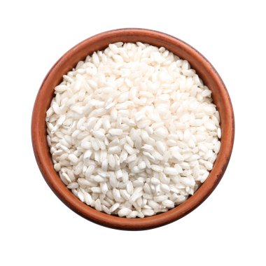 Beyaz arka planda çiğ pirinçli kase