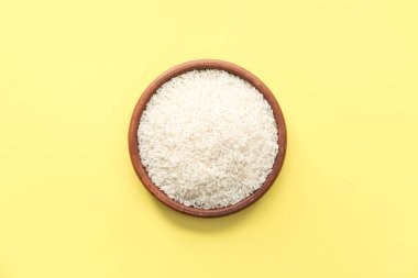 Arkaplanda bir kase çiğ pirinç