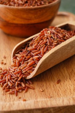 Çiğ pirinçli kepçe, yakın plan.