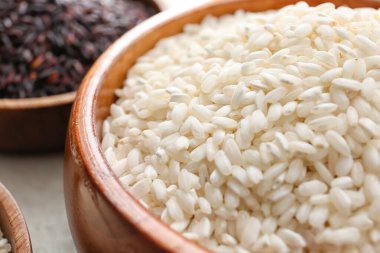 Çiğ pirinçli kase, yakın plan.