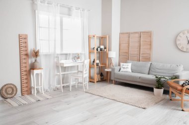 Ahşap stadyumlu modern oturma odasının içi