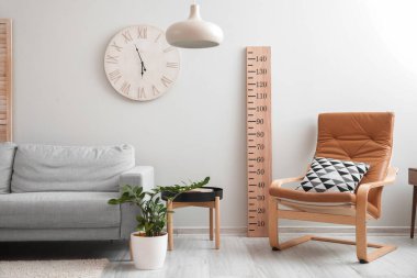 Stadyumu olan modern oturma odasının içi.