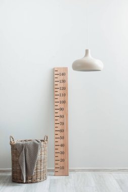 Tahta stadyum ölçer, sepeti ışık duvarının yanında.