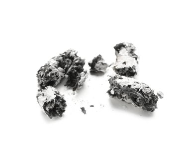 Beyaz arka planda sigara külleri