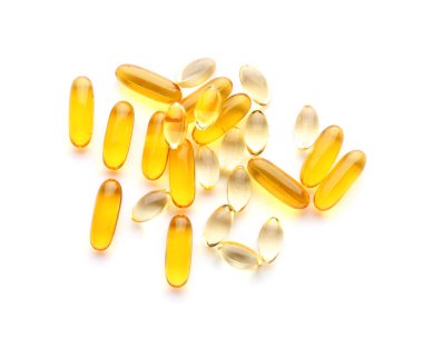 Beyaz arkaplanda balık yağı kapsülleri