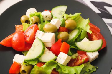 Tabakta taze Yunan salatası, yakın plan.