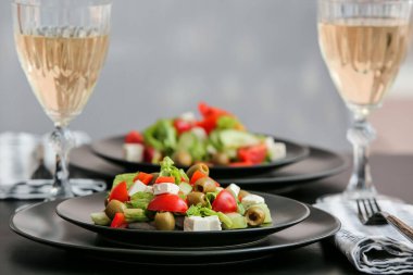 Restorandaki masada taze Yunan salatası tabakları.