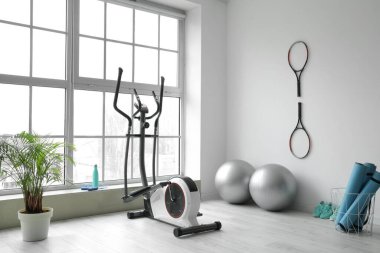 Spor aletleri ve spor salonundaki spor topları farklı.