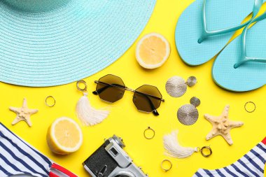 Sahildeki aksesuar ve limon seti