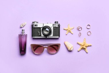 Renk arkaplanındaki kadın aksesuarları