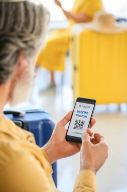 Havaalanında elektronik immün pasaportlu kıdemli turist.