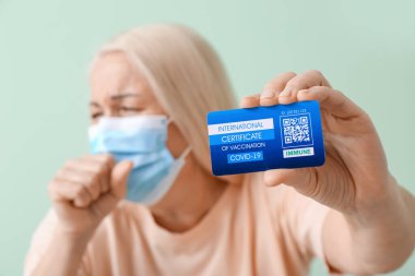 Uluslararası Aşı Sertifikası olan yaşlı bir kadın.