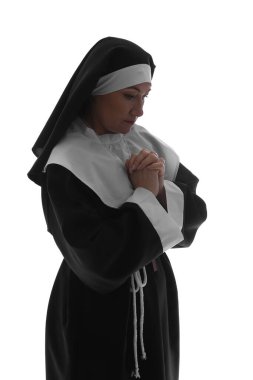 Beyaz arka planda olgun bir rahibe