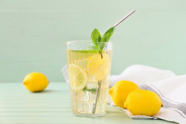 Renkli ahşap arka planda limonlu lezzetli buzlu çay.