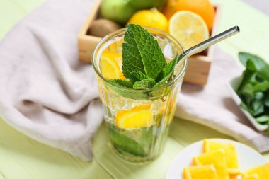 Renkli ahşap arka planda limonlu lezzetli buzlu çay.