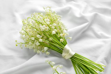 Açık kumaş arka planda güzel vadi zambağı çiçekleri