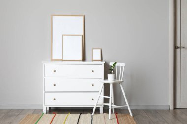 Çekmeceli ve boş fotoğraf çerçeveli modern stil bir oda.