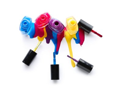 Beyaz arka planda farklı tırnak cilası