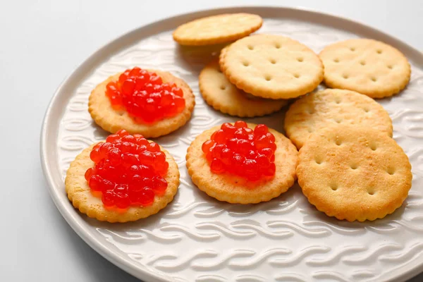 Leckere Cracker Mit Rotem Kaviar Auf Grauem Hintergrund Nahaufnahme — Stockfoto