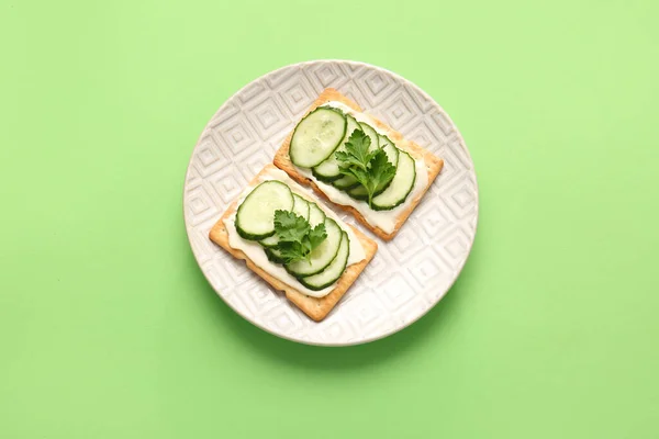 Tasty Crackers Cheese Cucumber Color Background — Stock Photo, Image