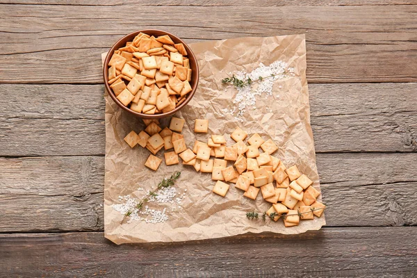 Bowl Tasty Crackers Salt Wooden Background — Stock Photo, Image
