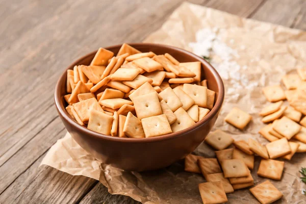 Bowl Tasty Crackers Salt Wooden Background — Stock Photo, Image