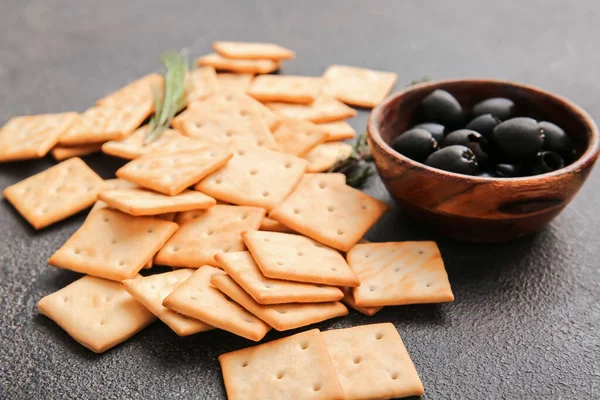 Tasty Crackers Olives Dark Background — Stock Photo, Image