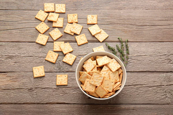 Bowl Tasty Crackers Wooden Background — Stock Photo, Image