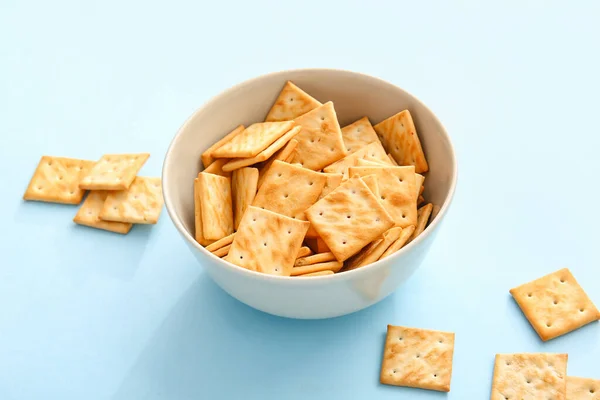 Bowl Tasty Crackers Color Background — Stock Photo, Image