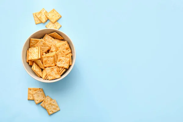 Bowl Tasty Crackers Color Background — Stock Photo, Image