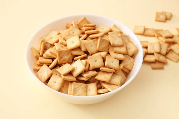Bowl Tasty Crackers Color Background — Stock Photo, Image