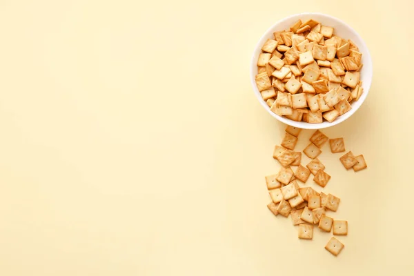 Schaal Met Lekkere Crackers Kleur Achtergrond — Stockfoto