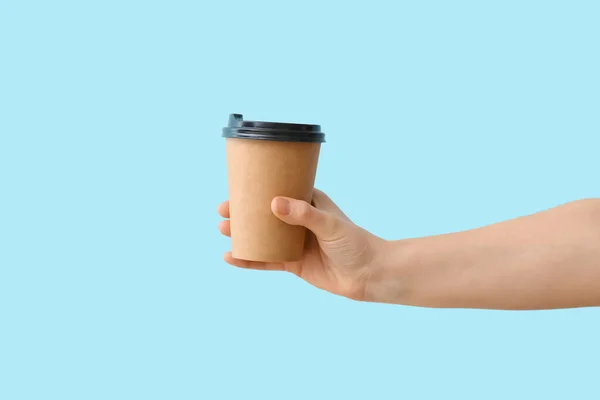 Mujer Con Taza Para Llevar Para Café Sobre Fondo Color — Foto de Stock