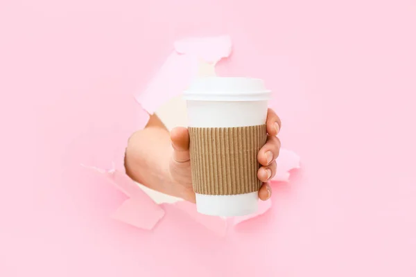 Kahve Fincanı Olan Bir Kadın Yırtık Renkli Kağıtta Görünen Bir — Stok fotoğraf