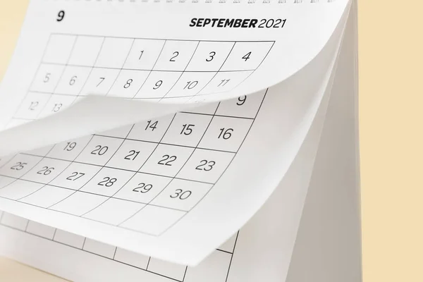カラー背景に9月のページでカレンダーを反転 クローズアップ — ストック写真