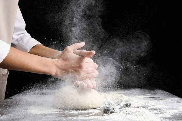 Kvinna Klappa Händer Och Strö Mjöl Över Deg Mörk Bakgrund — Stockfoto