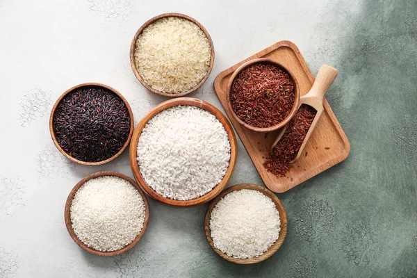 Cuencos Con Diferentes Tipos Arroz Crudo Sobre Fondo Color — Foto de Stock