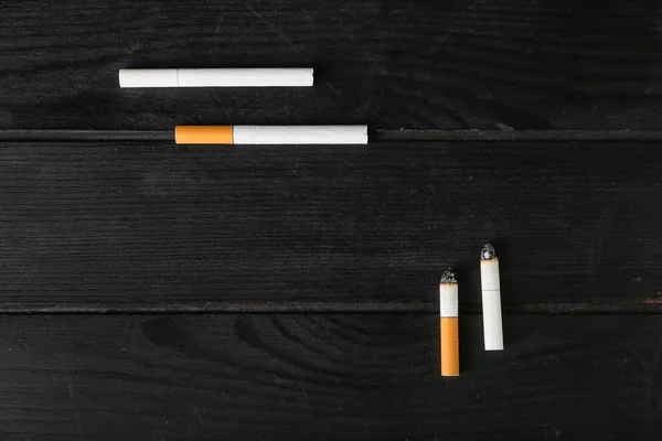 Různé Cigarety Tmavém Dřevěném Pozadí — Stock fotografie