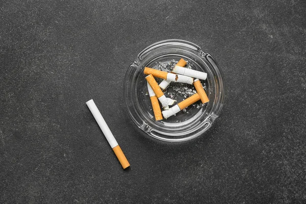 Aschenbecher Mit Zigaretten Auf Dunklem Hintergrund — Stockfoto