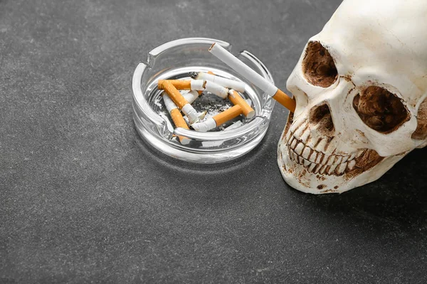 Lidská Lebka Popelník Cigaretami Tmavém Pozadí — Stock fotografie